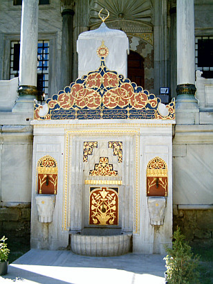 Fontaine décorée dans le palais de Topkapı