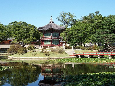 pavillon hyangwonjeong au printemps (palais gyeongbokgung de Séoul)